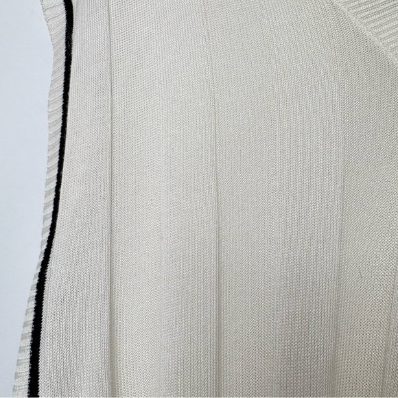 VEDA White V-Neck Sweater Vest Relaxed Fit - Picture 2 of 6